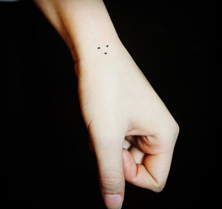 Tetování tři tečky